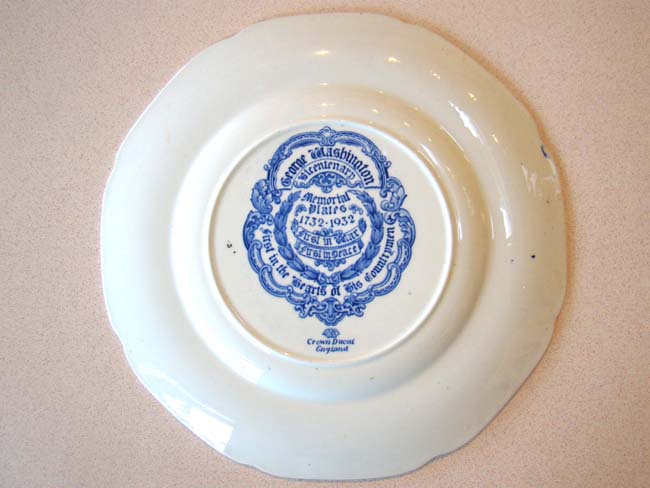 Two George WASHINGTON Bicentenary Memorial dinner plates dated 1932 made by Crown Ducal of England — image 3